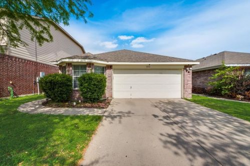 8932 Sunny Hollow Dr, Fort Worth, TX 76179-8120