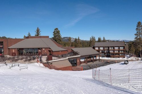 11591 Snowpeak Way, Truckee CA  96161-7093 exterior