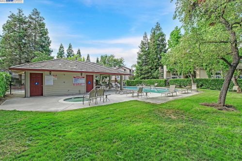 3308 Smoketree Commons Dr, Pleasanton CA  94566-7959 exterior