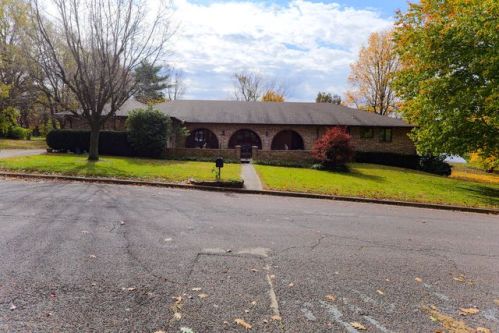 301 Cedarbrook Dr, Monett, MO 65708-2705