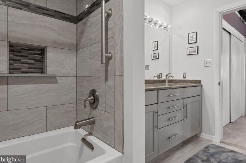 884 Salisbury Ct, Lancaster PA  17601-4481 exterior