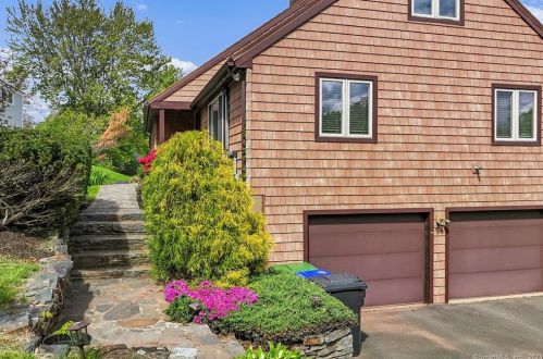 1 Yellow Yellow Cir, Middletown CT  06457-4929 exterior
