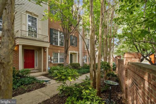 8143 Skelton Cir, Falls Church, VA 22042-1222