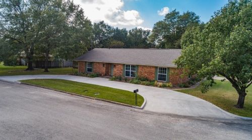 124 Royal Ln, Commerce, TX 75428-3834