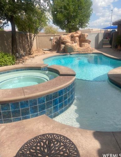 2353 Malaga Ave, Santa Clara, UT 84765-5638