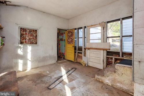 15800 Thompson Rd, Silver Spring MD 20905-3957 exterior