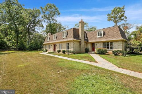 10112 Sanders Ct, Great Falls, VA 22066-2527