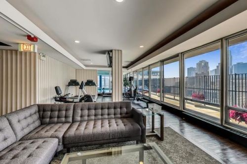 201 Chestnut St, Chicago IL  60611-2358 exterior