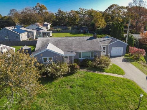 524 Wolcott Ave, Middletown, RI 02842-5950