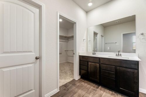 432 Town Lake Bnd, Uhland TX  78640-5171 exterior