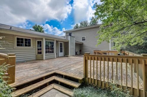 233 Lakeshore Ct, Marietta, GA 30067-4111