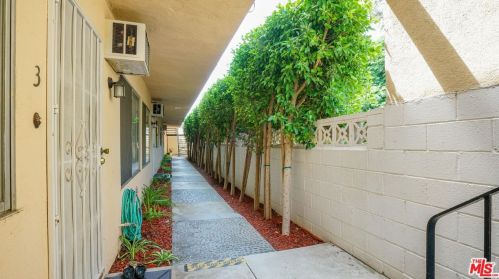 1027 Grover Ave, Glendale CA  91201-2401 exterior