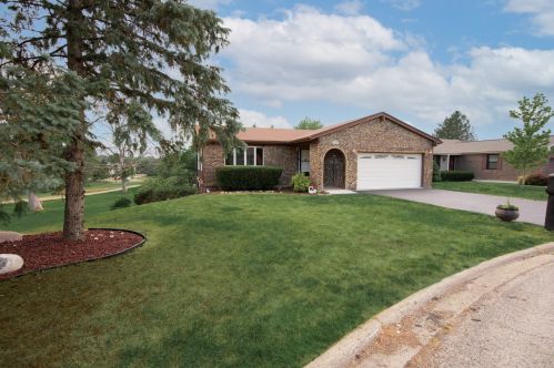 39967 Fairway Dr, Antioch, IL 60002-2301