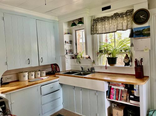 8 Islander Ln, Vinalhaven, ME 04863-3838