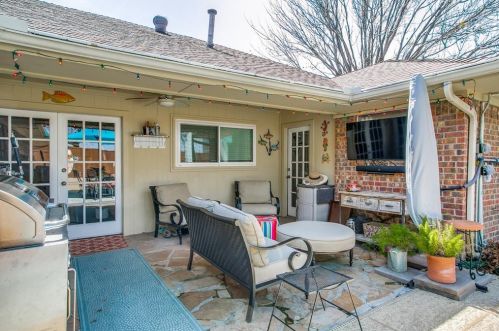 2239 Woodcreek, Carrollton TX 75006-1911 exterior