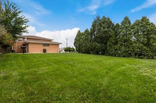 8600 Stolting Rd, Niles IL  60714-1817 exterior