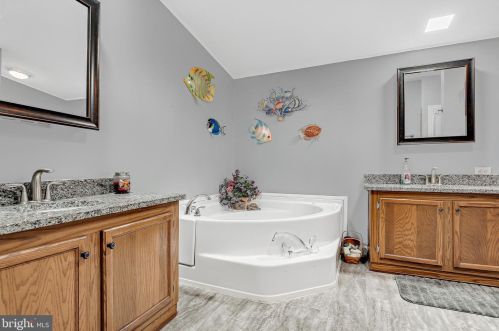5150 Lake Dr, Harrisburg PA  17112-2427 exterior