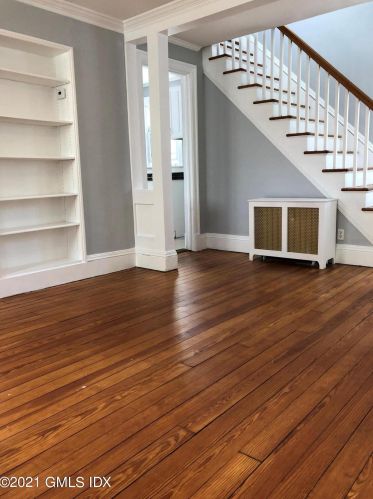 32 Sherwood Pl, Greenwich CT  06830-5606 exterior
