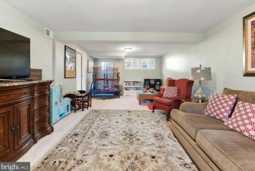 810 Venice Dr, Silver Spring MD 20904-2065 exterior