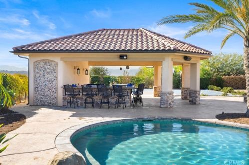 7756 Kingdom Dr, Riverside CA  92506 exterior