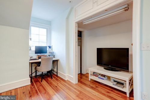 301 Gravers Ln, Philadelphia PA 19118-2802 exterior