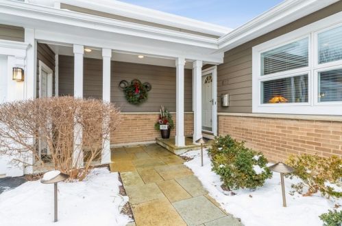 677 Pine St, Bannockburn, IL 60015-4009