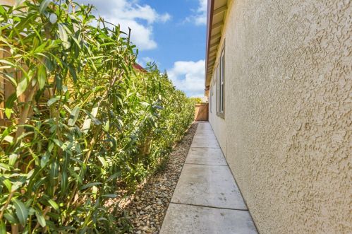 9493 Emerald Cove Ln, Elk Grove CA  95758-3612 exterior