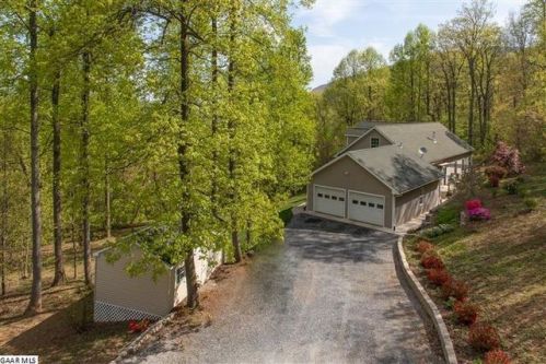 628 Reeds Gap Rd, Sherando, VA 22952-2836