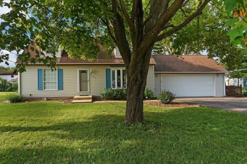 207 Burnett Rd, Island Lake, IL 60042-9213