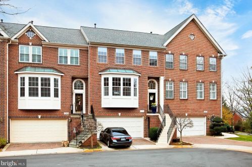 105 Lounsbury Pl, Falls Church, VA 22046-2926