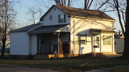 329 Marquette St, Hollowayville, IL 61356-1235