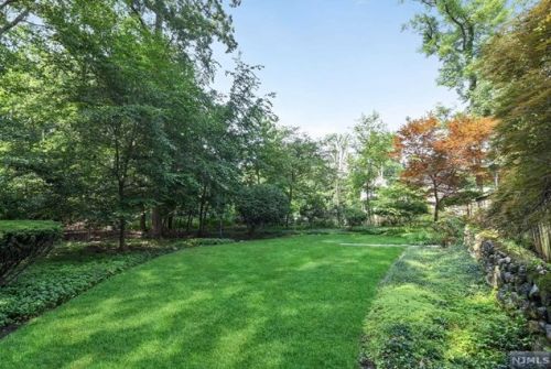 111 Schuyler Rd, Allendale, NJ 07401-1836