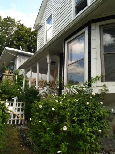 18 Simsbury St, Waterbury, CT 06704-2719