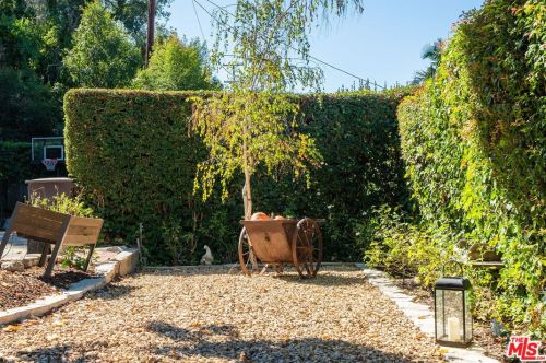 2660 Glenoaks Blvd, Glendale CA  91206-3107 exterior