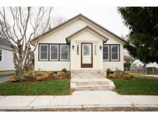 8 Green Ln, Middletown, RI 02840-1713