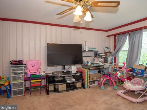 2106 Lyndell Dr, Lancaster PA  17601-5728 exterior