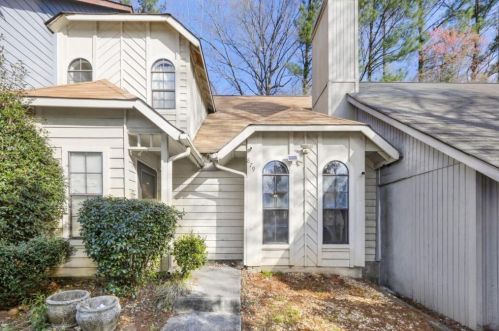 879 Brandy Oaks Ln, Stone Mountain, GA 30088-2032