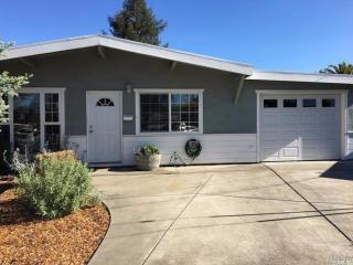 19 Montclair Ct, Petaluma, CA 94954-3428