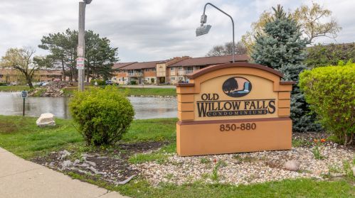 850 Old Willow Rd, Wheeling IL  60070-2129 exterior
