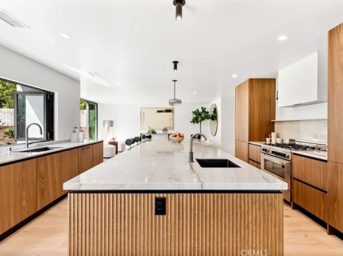 17252 Escalon Dr, Van Nuys CA  91436-4032 exterior