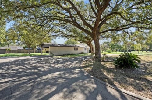 105 Milentz St, Columbus, TX 78934-2020