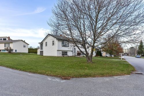 19 Hilltop Ave, Lewiston, ME 04240-4438