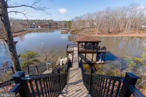 948 Pine Harbour Dr, Mineral, VA 23117-4638