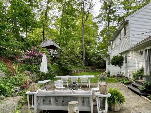7 Old Witch Ct, Norwalk CT  06853-1127 exterior