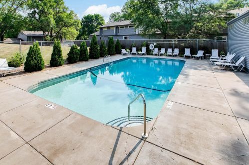 1726 Flamingo Dr, Saint Paul MN  55122-1143 exterior