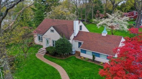 18 Orchard Ter, Clark, NJ 07066-2855