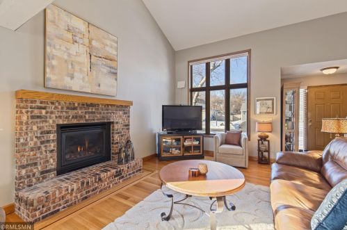 1058 Briar Creek Rd, Saint Paul, MN 55123-1515