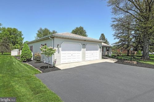 690 Sinking Springs Ln, York, PA 17404-9655