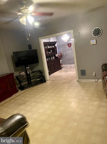 27 35th St, Camden, NJ 08105-2611