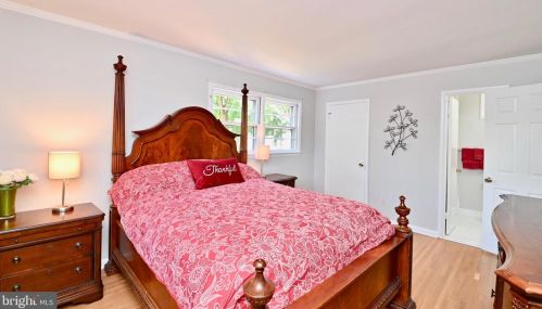 8513 Fairburn Dr, Springfield VA  22152-3225 exterior